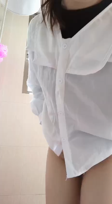 Buka Baju dan Mandi Telanjang