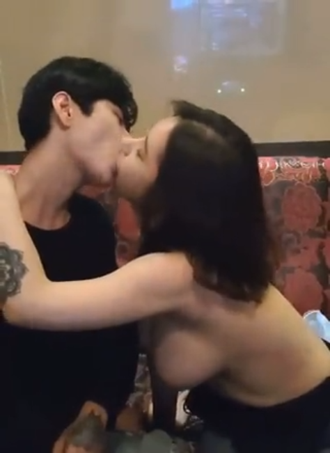 Dua cowok karaoke bareng sambil berbagi satu cewek untuk disepong