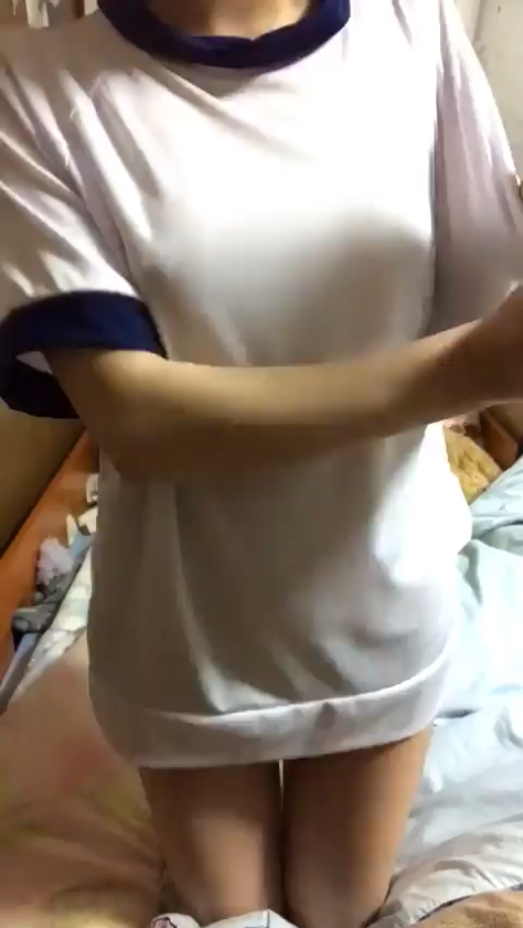 Lepas Baju Putih Sambil Mengelus Lembut