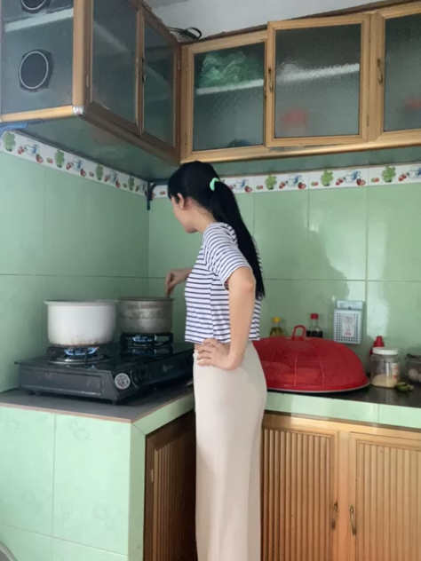 Masak di Dapur Sambil Pamer Tetek Demi Tambah Penghasilan